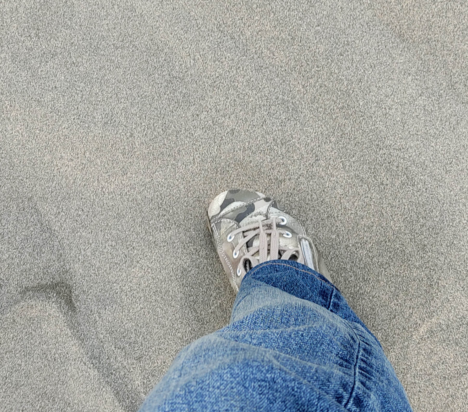 砂に足を取られる図