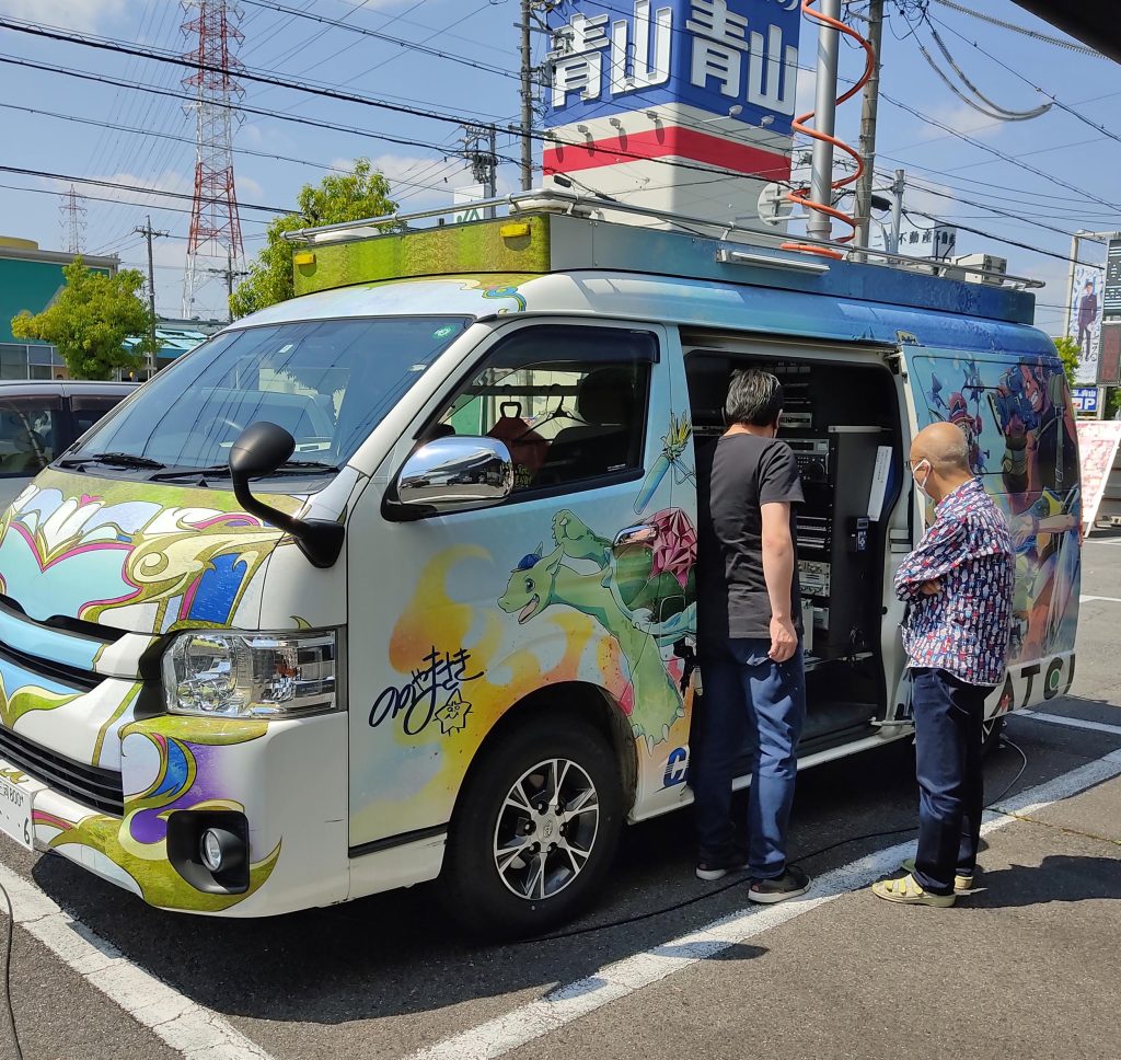 ド派手のテレビ中継車