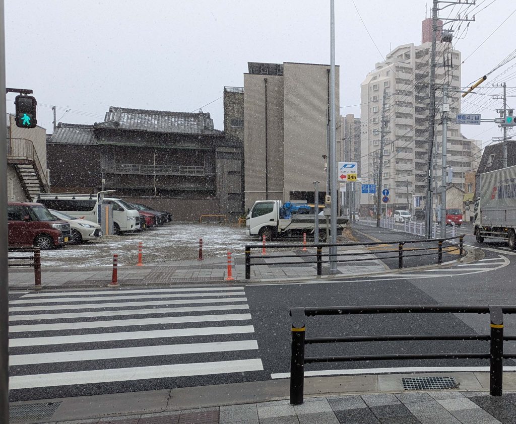 刈谷に振る雪