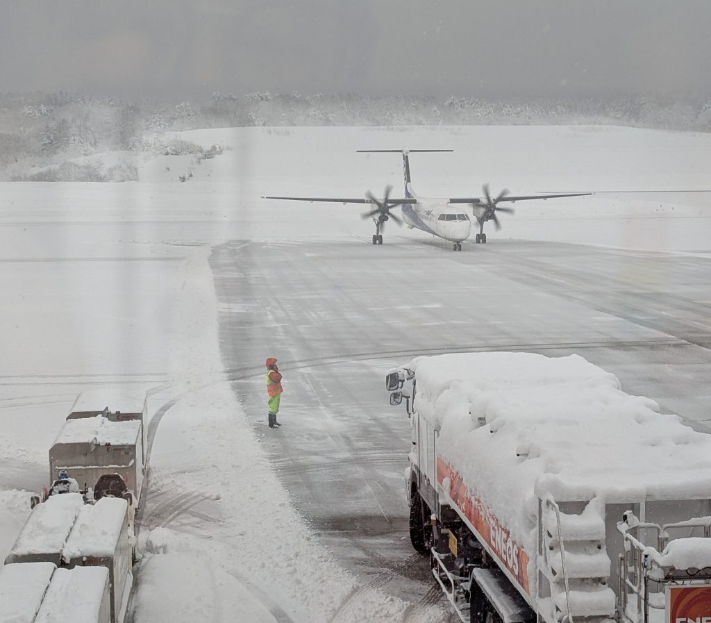 一面雪の青森空港