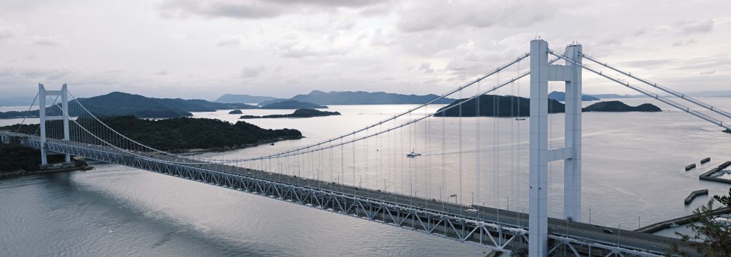 鷲羽山からのぞむ瀬戸大橋