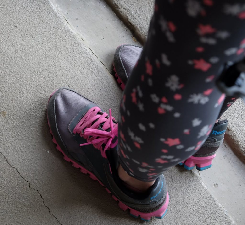 つま先にゆとりのない靴