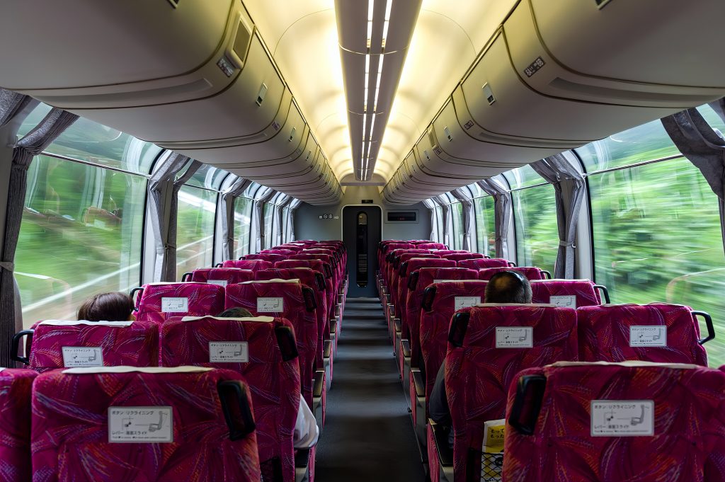 みどりのトンネルを走っていく